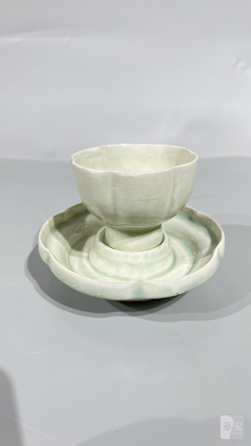 明 青白釉花口盏、托（一套） - 图2